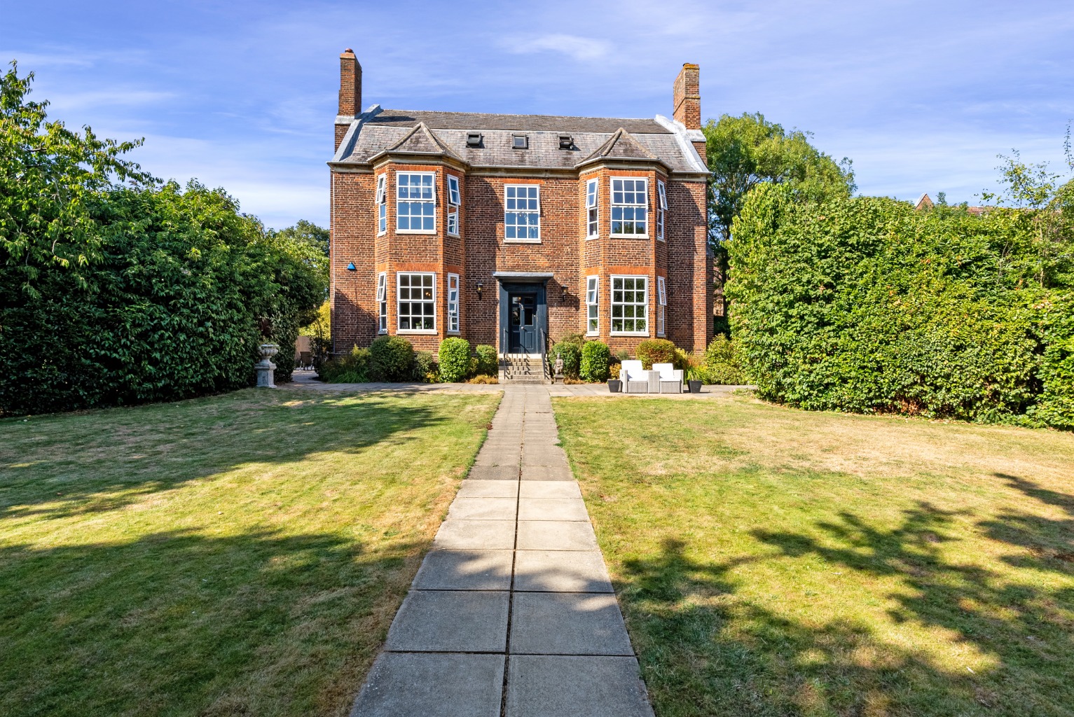 If you are looking for a home with the wow factor, then Grove House might just be the one for you. With an almost stately home appearance, this imposing and extremely spacious Georgian house has amazing curb appeal and is bursting with charm and character.