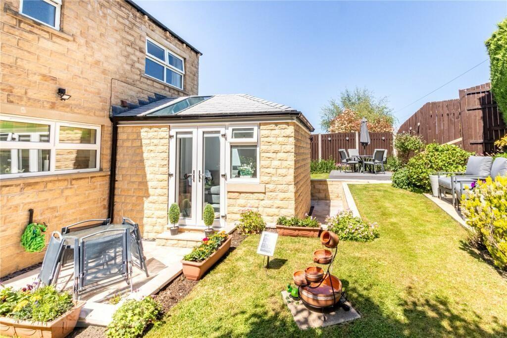 3 bed detached house for sale in Featherbed Close, Halifax - Property Image 1