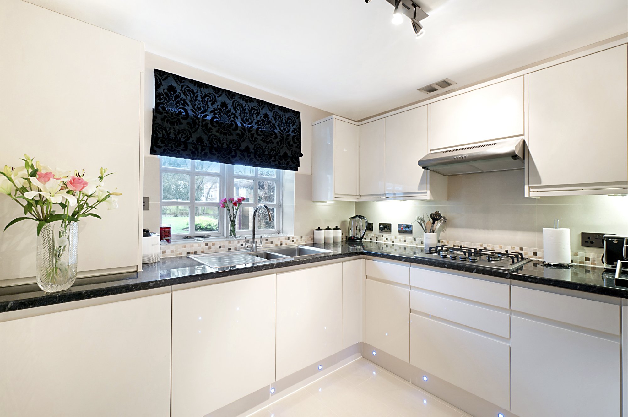 2 bed flat for sale in Hanson Close, Beckenham  - Property Image 3