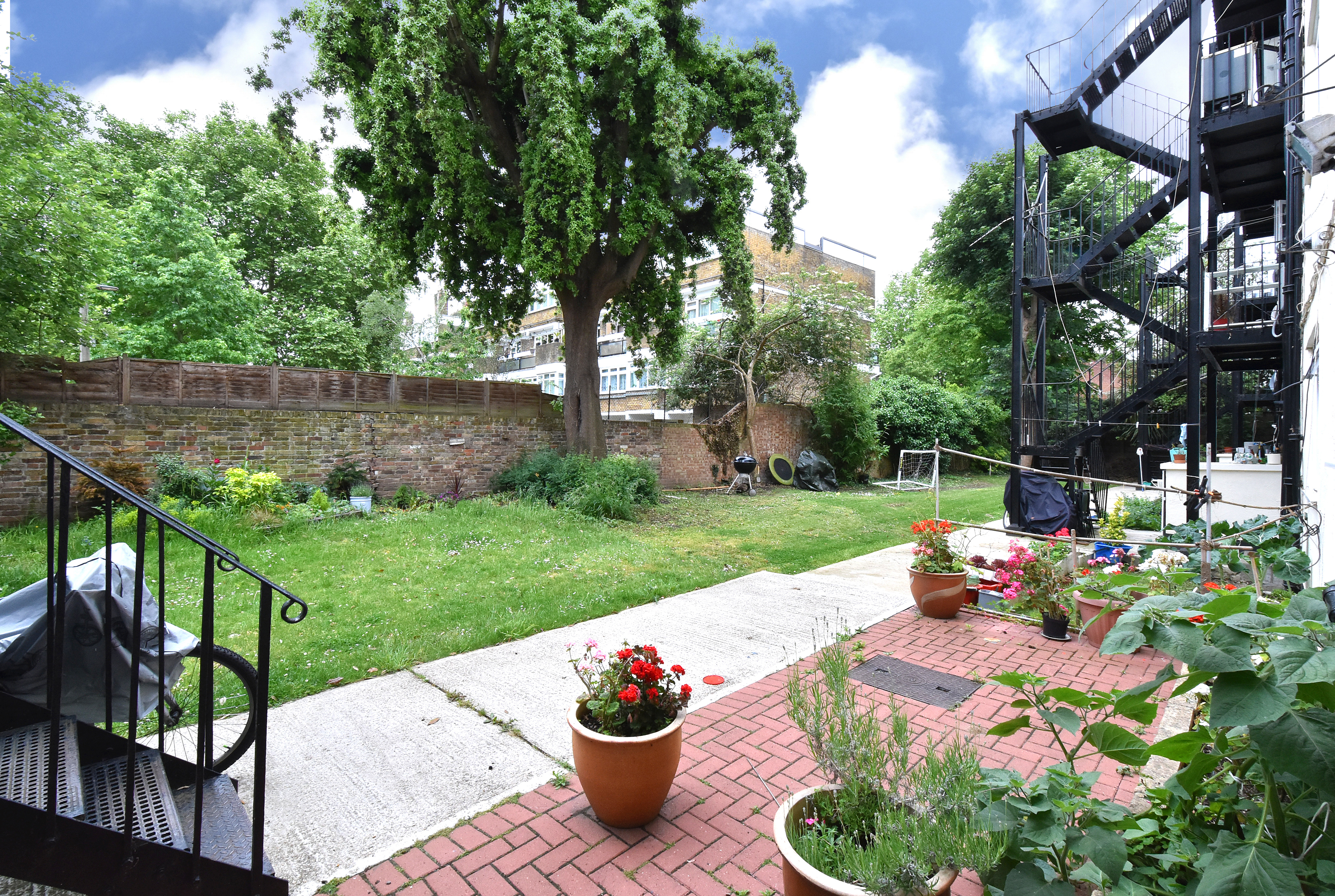 2 bed flat for sale in Elmcourt Road, London 0