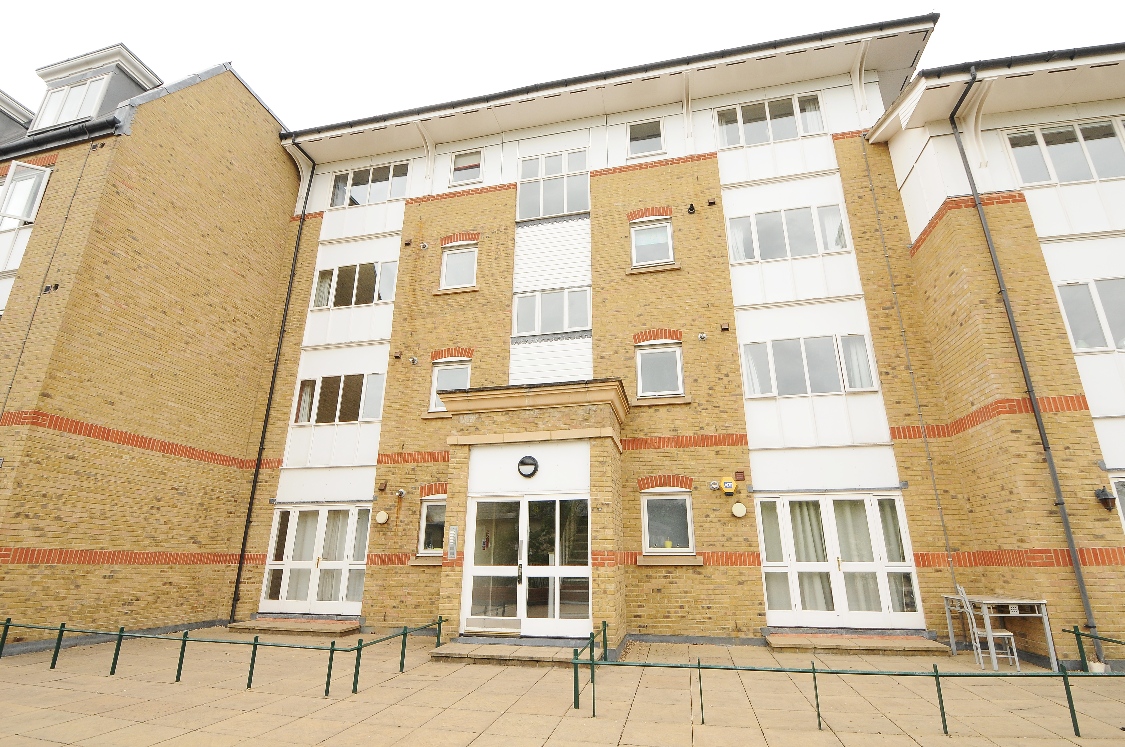 2 bed apartment for sale in Homesdale Road, Bromley, BR2 