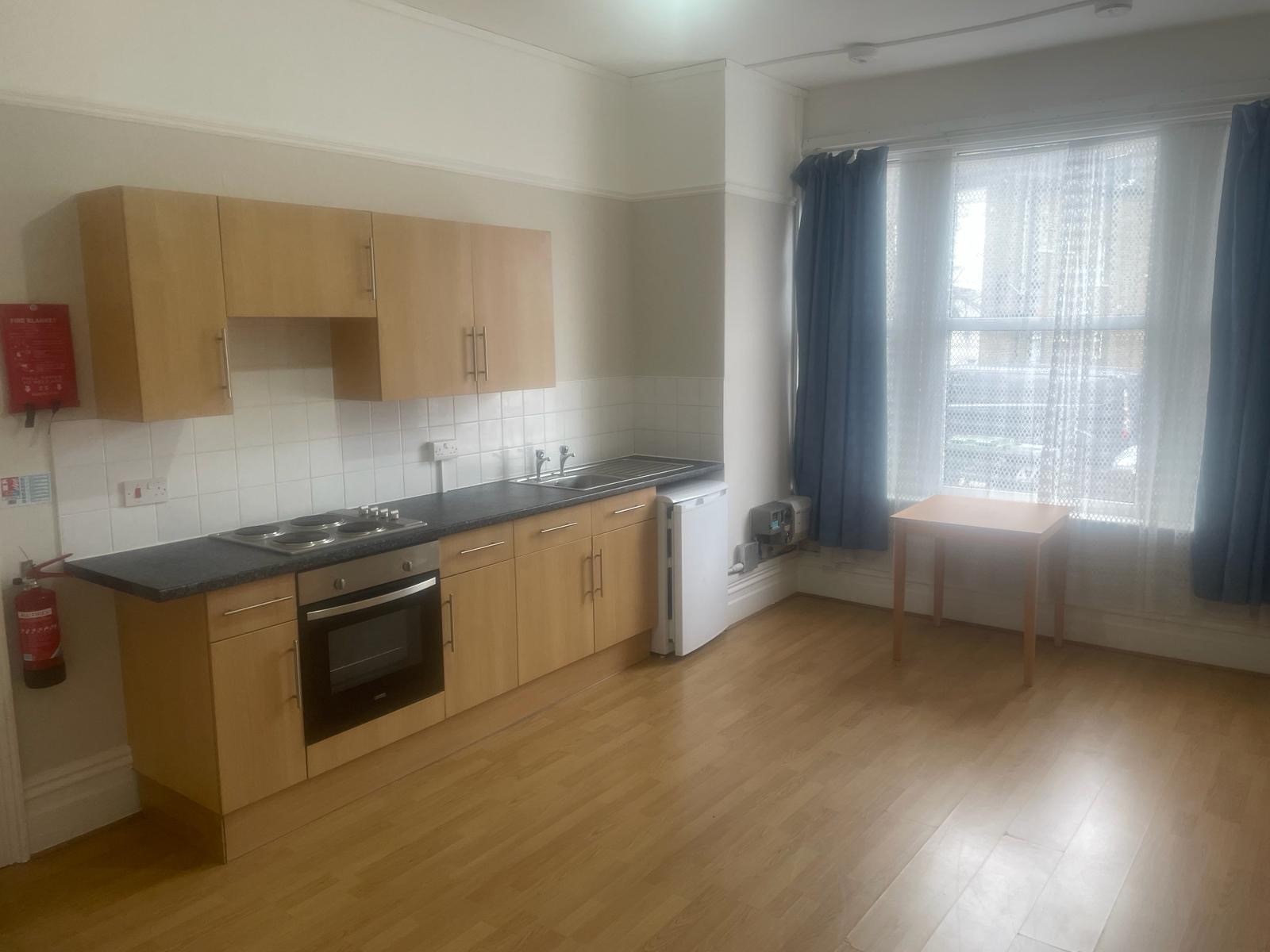 1 bed studio flat to rent in Victoria Crescent, London  - Property Image 2