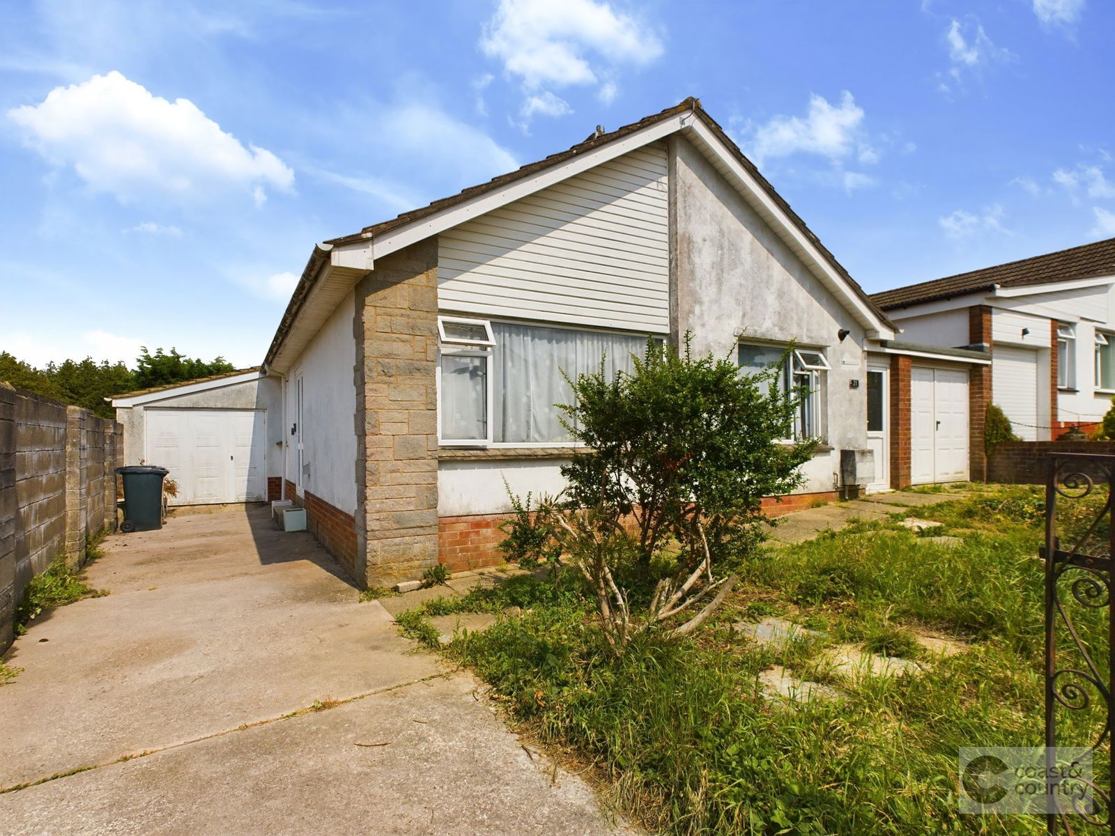 <p>Much potential, partly refurbished, spacious accommodation, garages and driveways.</p>