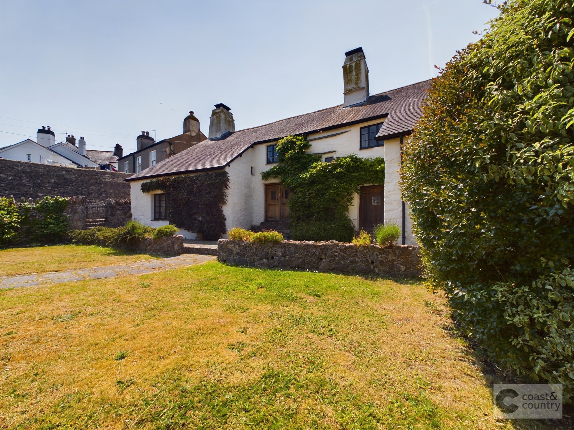 <p>A substantial 6 bedroom period detached home offering versatile accommodation brimming with character features in the heart of Ipplepen with guest wing, driveway and front and rear gardens.</p>