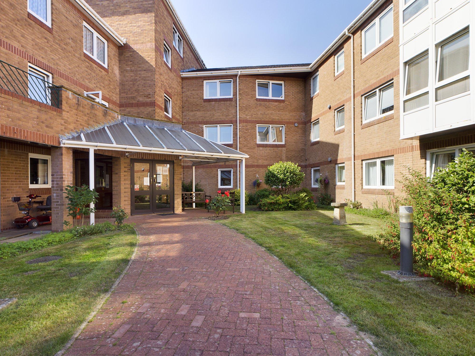 <p>A well-presented 1 double bedroom ground floor retirement apartment in popular Milton House situated on a bus route and convenient for Newton Abbot's town centre and amenities.</p>