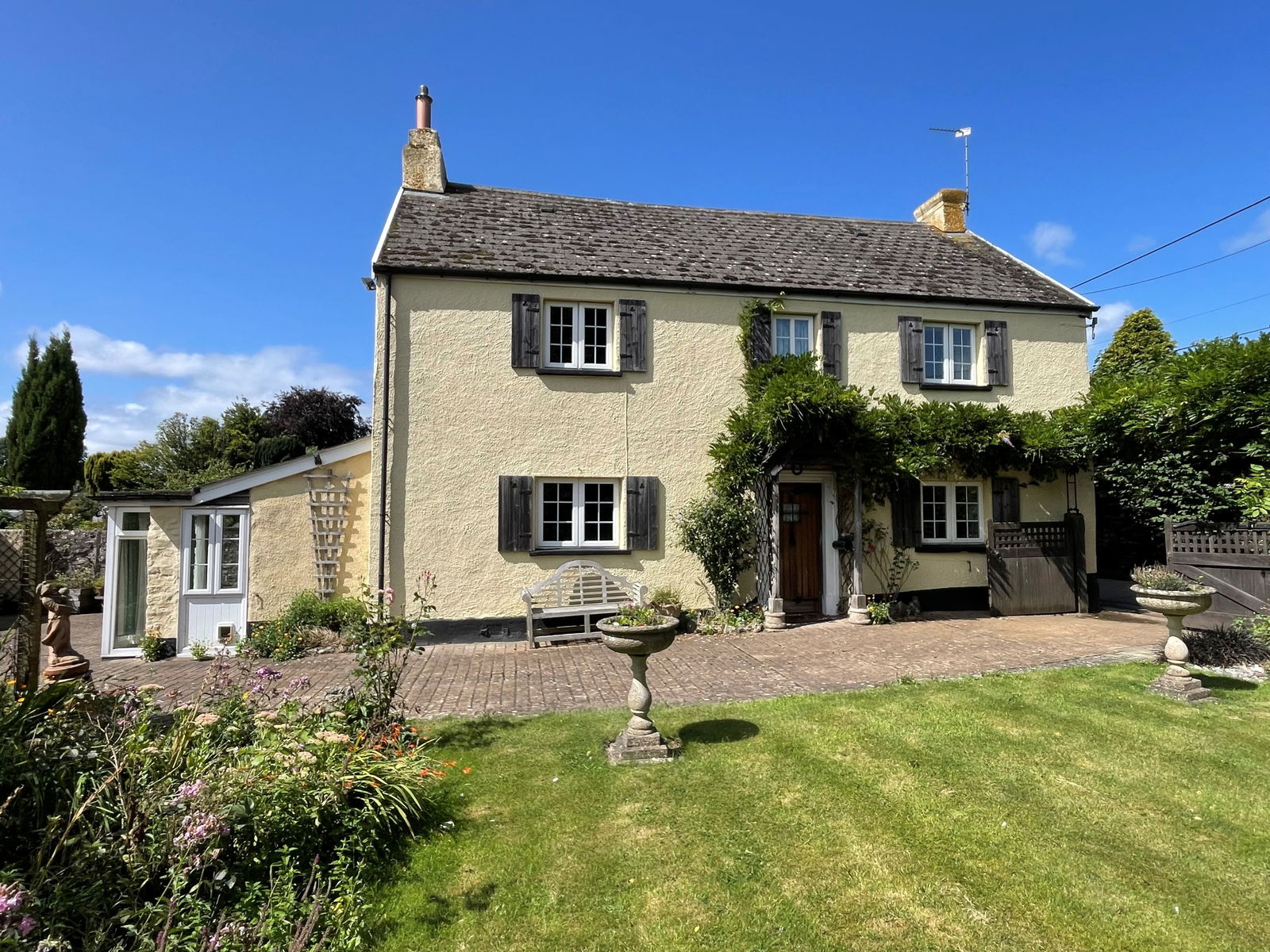 <p>A superb character cottage with generous gardens, driveway and garage within the highly sought-after village of Ideford.</p>