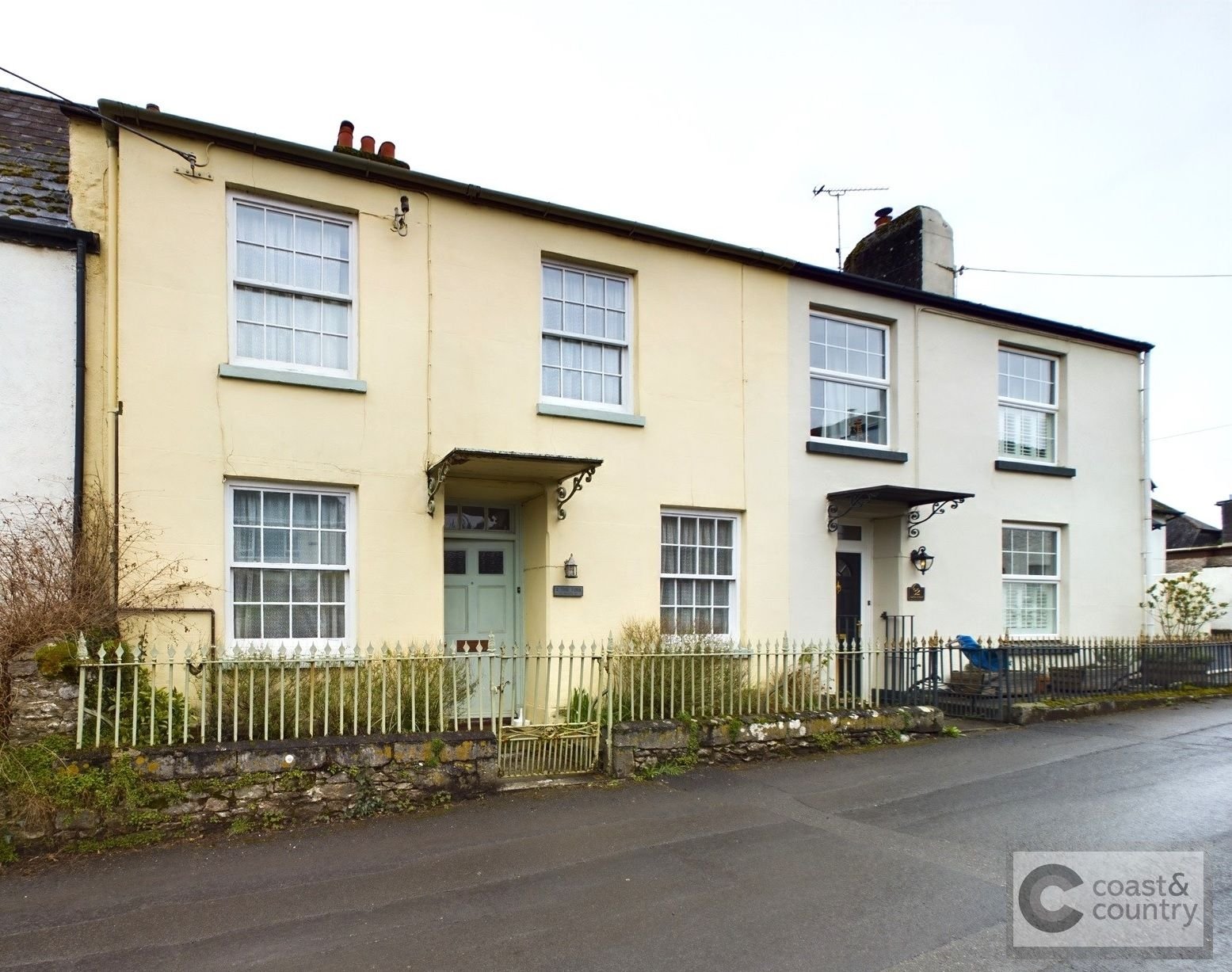 <p>Guide Price £375,000 - £400,000. Offering much potential and extensive, versatile accommodation over 3 floors, this period mid-terraced house in the heart of the popular village of Ipplepen has a generous rear garden.</p>