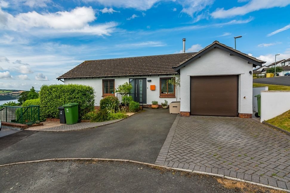 <p>A superb, detached reverse-level house with driveway, garage, gardens, far-reaching views, 4 bedrooms, 2 bathrooms (1 en-suite), study, lounge & kitchen/diner.</p>