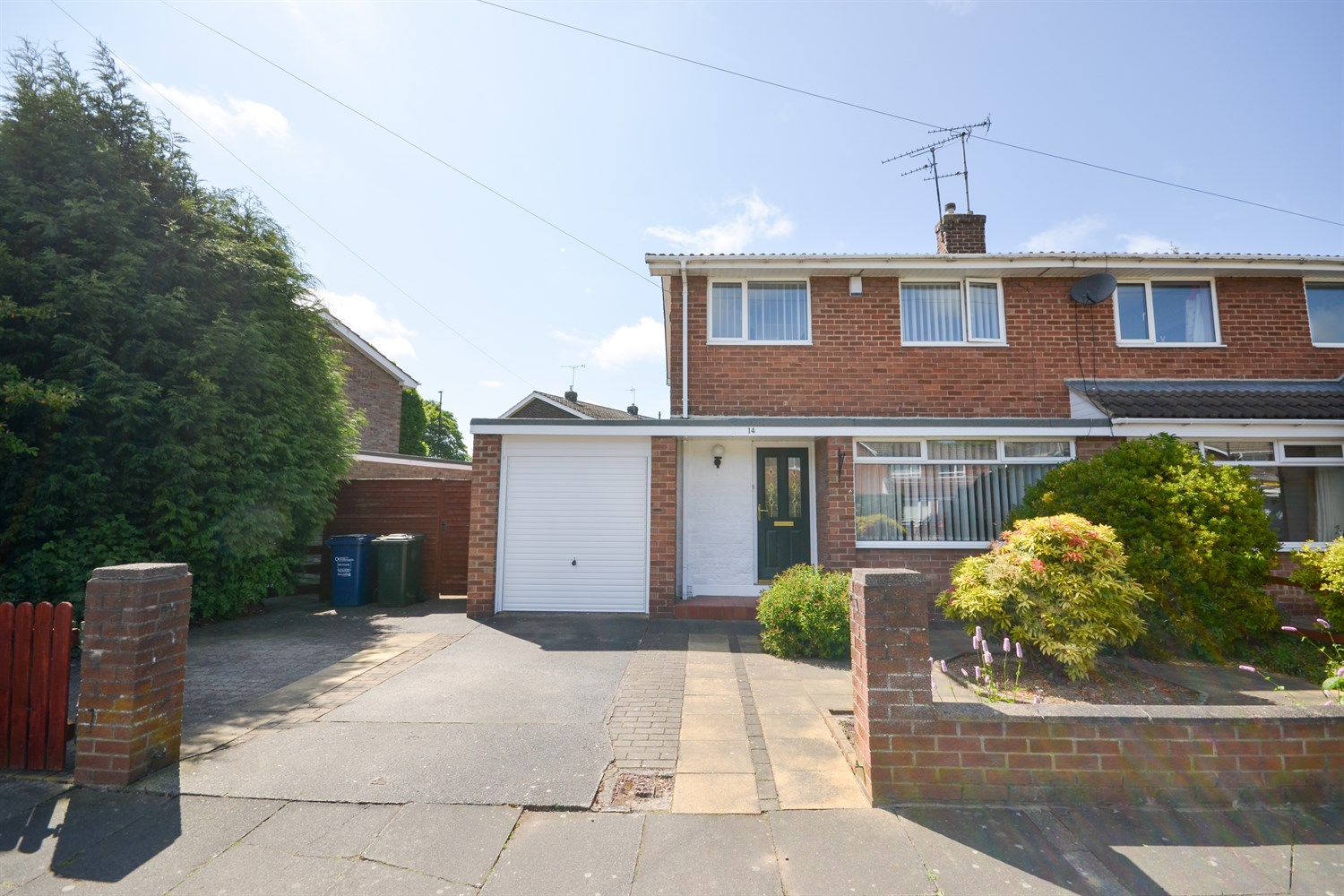 3 bed semi-detached house for sale in Farne Avenue, Red House Farm  - Property Image 1