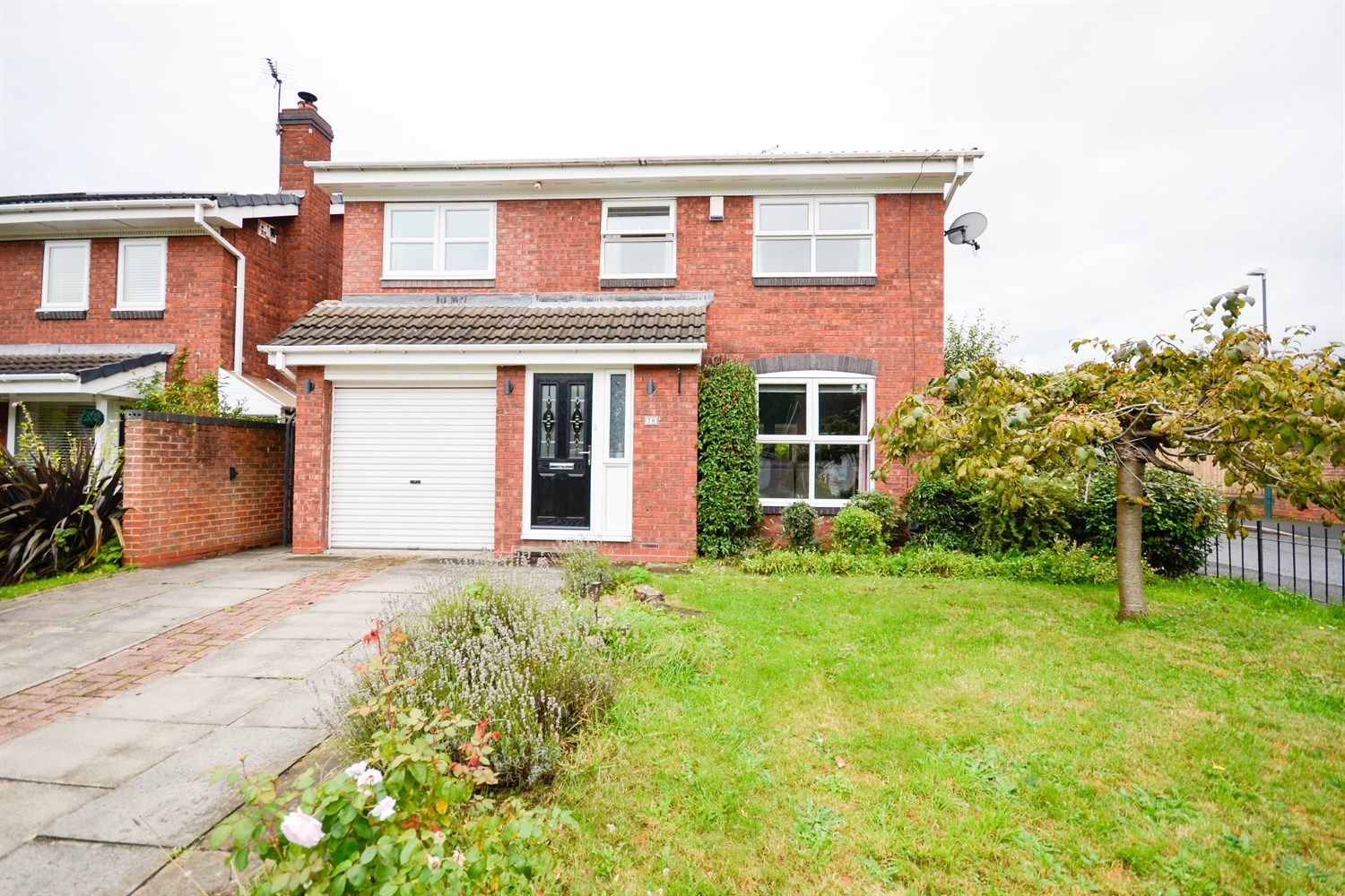5 bed detached house for sale in Marina View, Hebburn - Property Image 1
