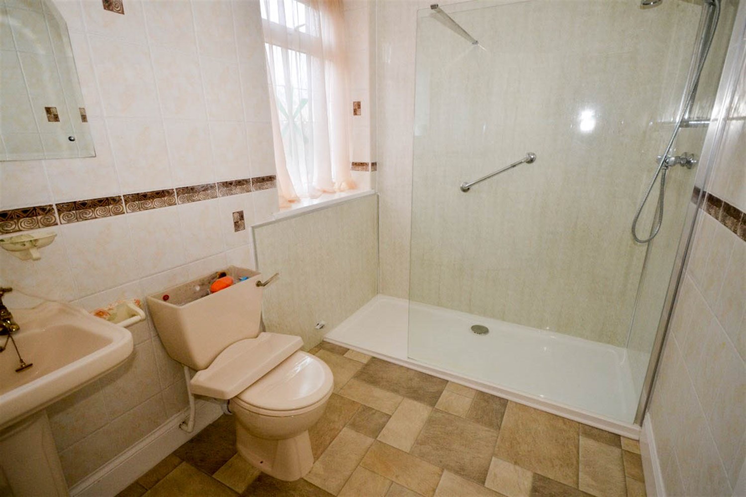 2 bed flat for sale in Station Road, Fulwell  - Property Image 10