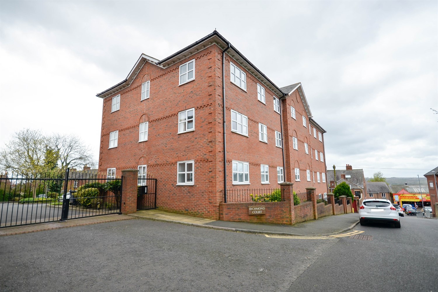 2 bed flat for sale in Richmond Court, Low Fell - Property Image 1