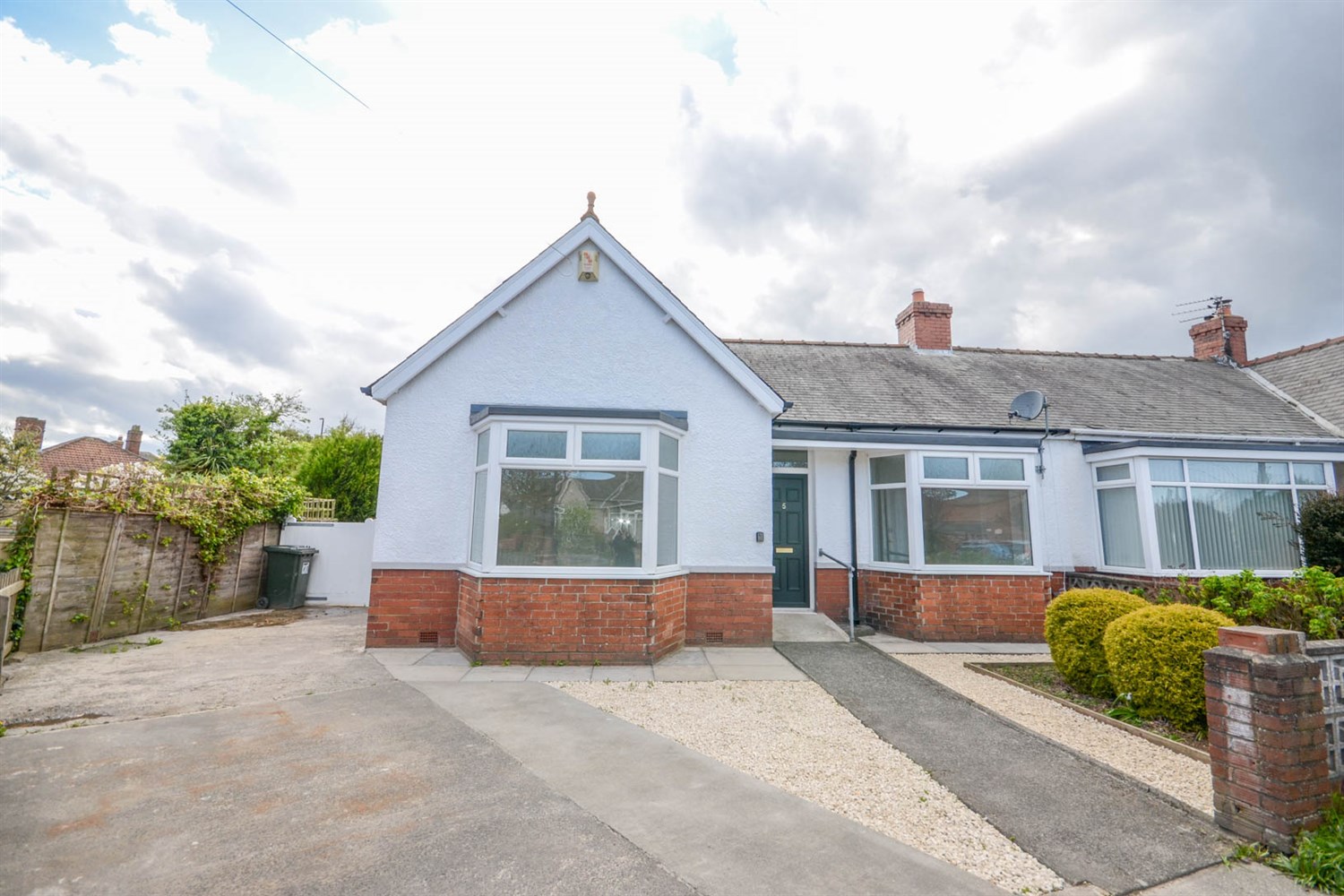 3 bed semi-detached bungalow for sale in Leybourne Avenue, Forest Hall - Property Image 1