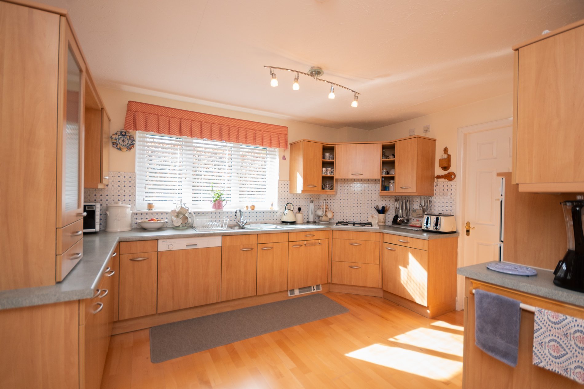 4 bed bungalow for sale in Balmyle Grove, Dunblane  - Property Image 2