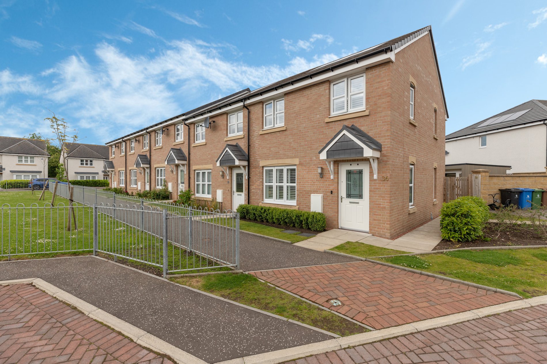 3 bed end of terrace house for sale in Young Road, Stirling  - Property Image 1