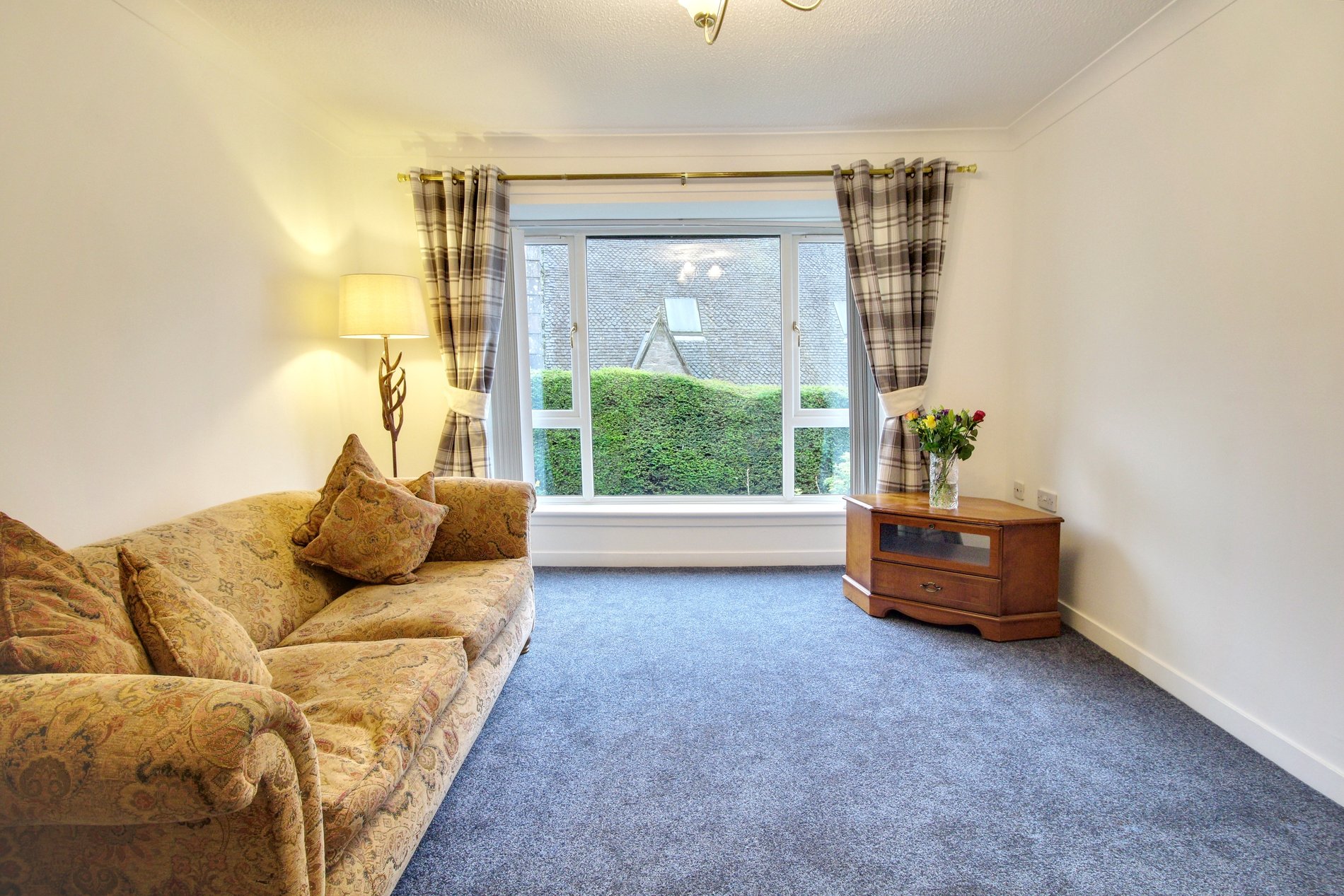 2 bed bungalow for sale in Holmehill Court, Dunblane  - Property Image 3