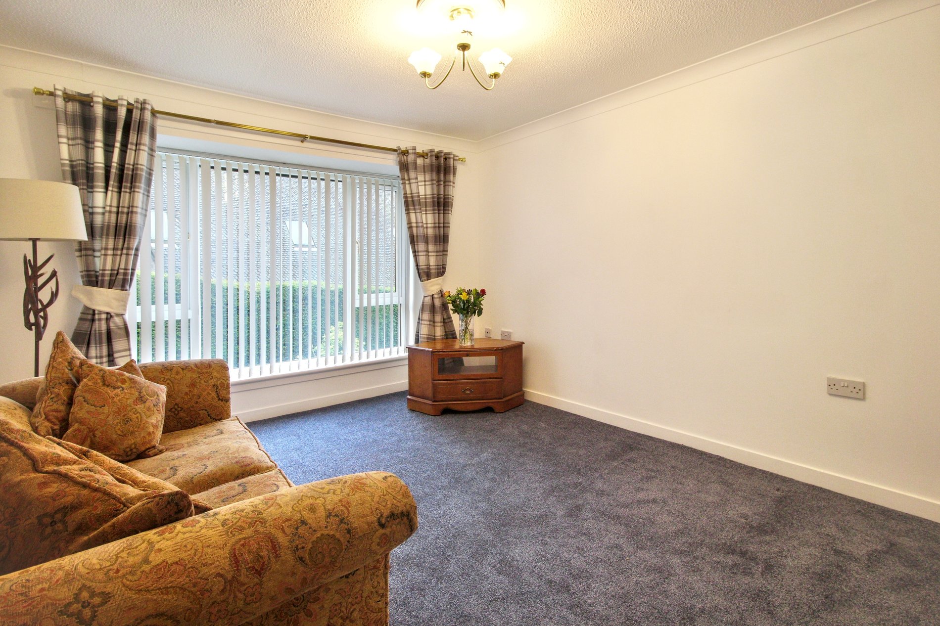 2 bed bungalow for sale in Holmehill Court, Dunblane  - Property Image 2