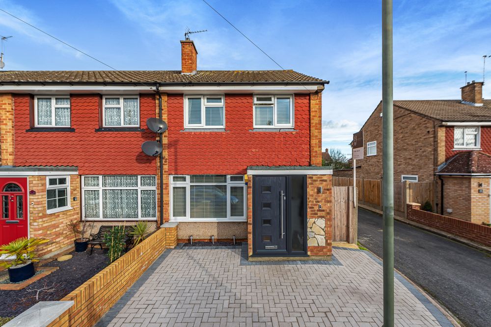 3 bed end of terrace house for sale in Stroud Way, Ashford, TW15