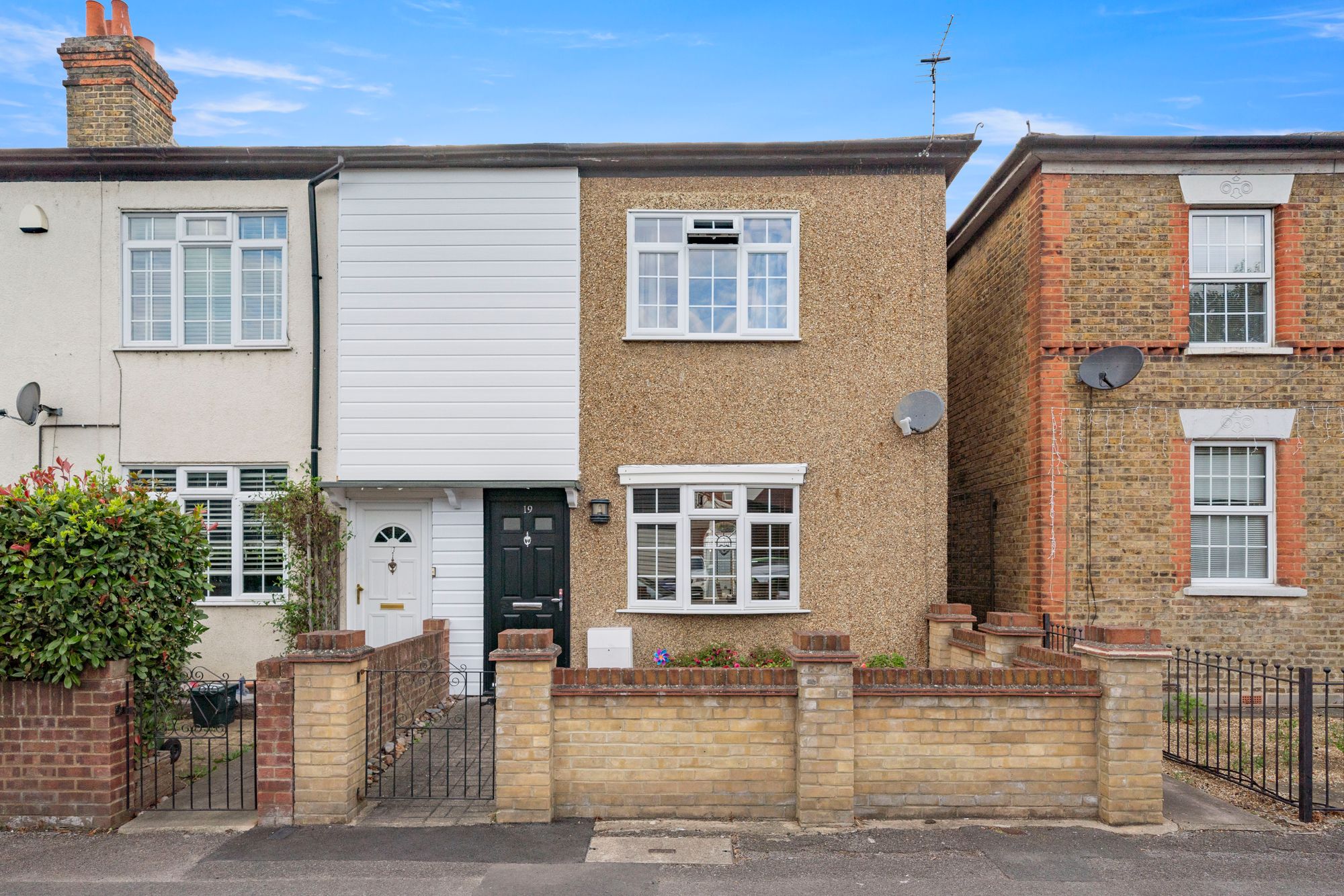 2 bed terraced house for sale in Stanwell New Road, Staines-Upon-Thames - Property Image 1