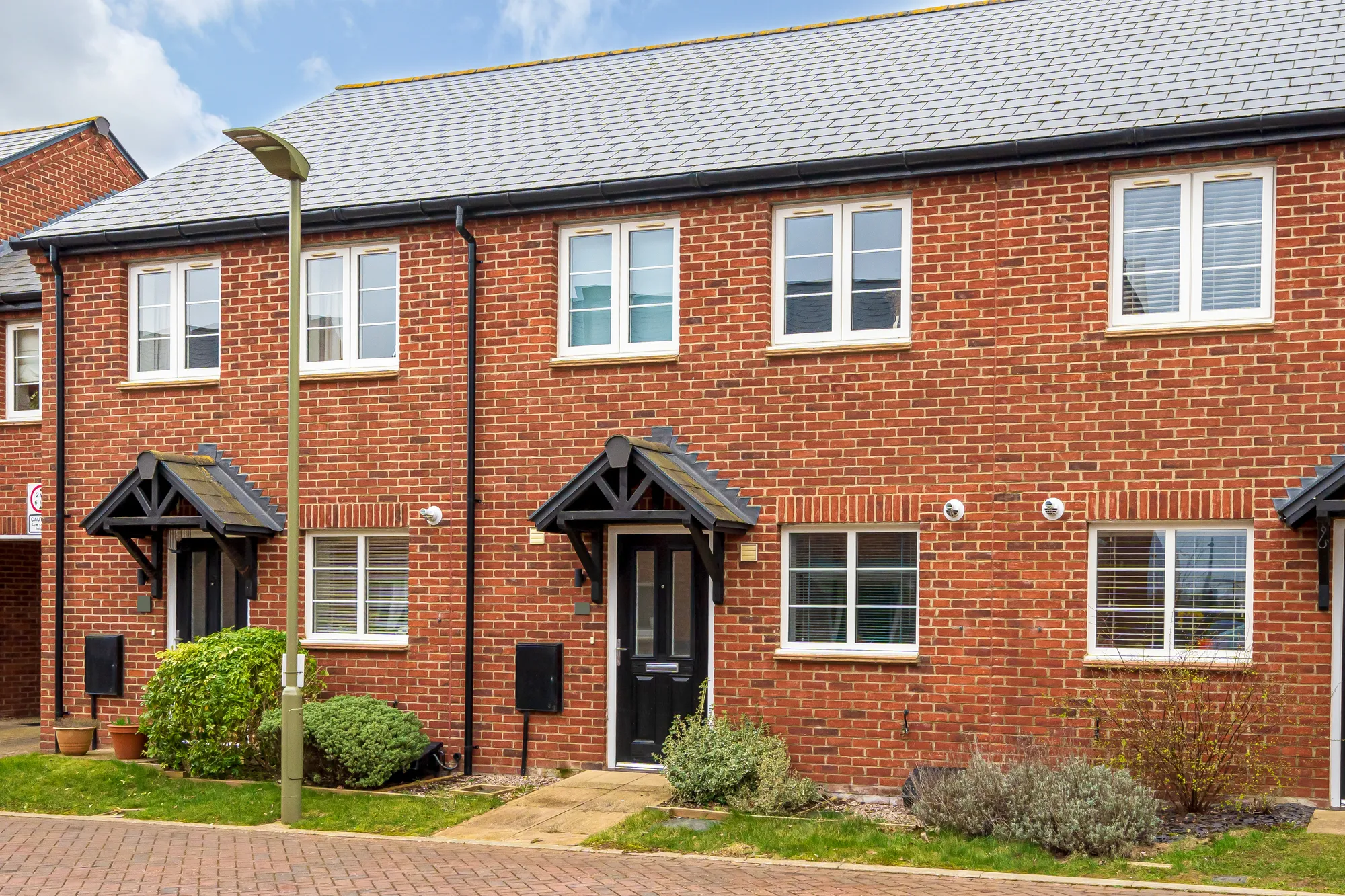 2 bed mid-terraced house for sale in Hampden Square, Bicester 18