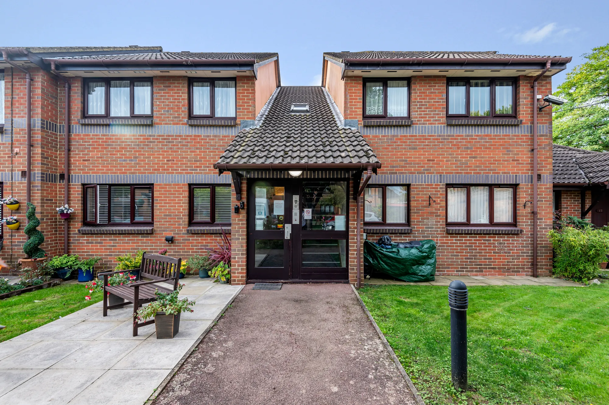 2 bed apartment for sale in Berryscroft Road, Staines-Upon-Thames 1