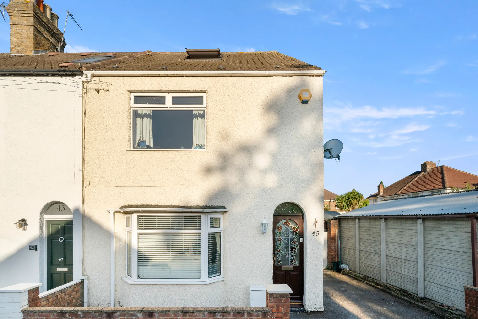 4 bed end of terrace house for sale in Chestnut Grove, Staines-Upon-Thames 0