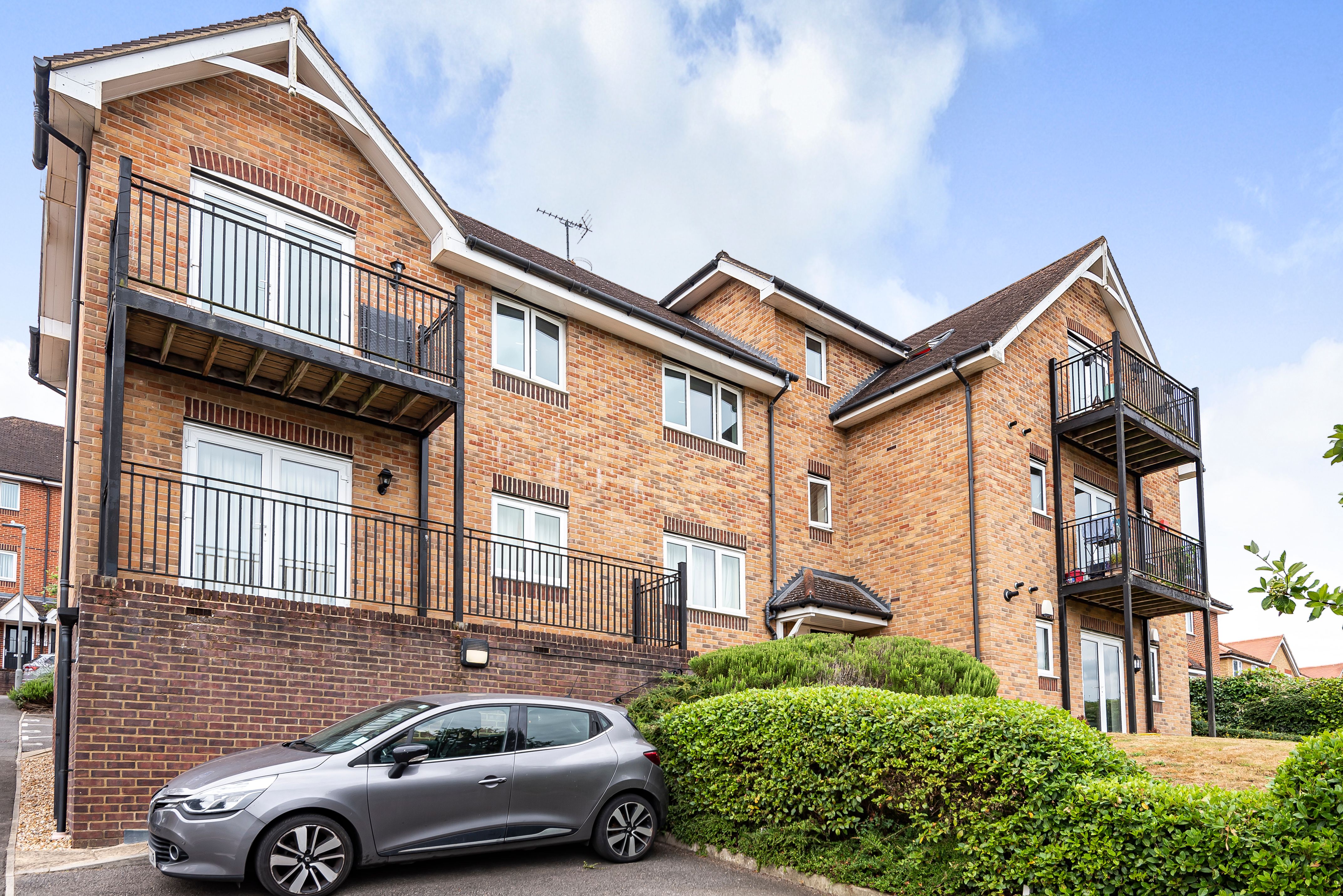 2 bed ground floor flat for sale in Rugby Rise, High Wycombe, HP11