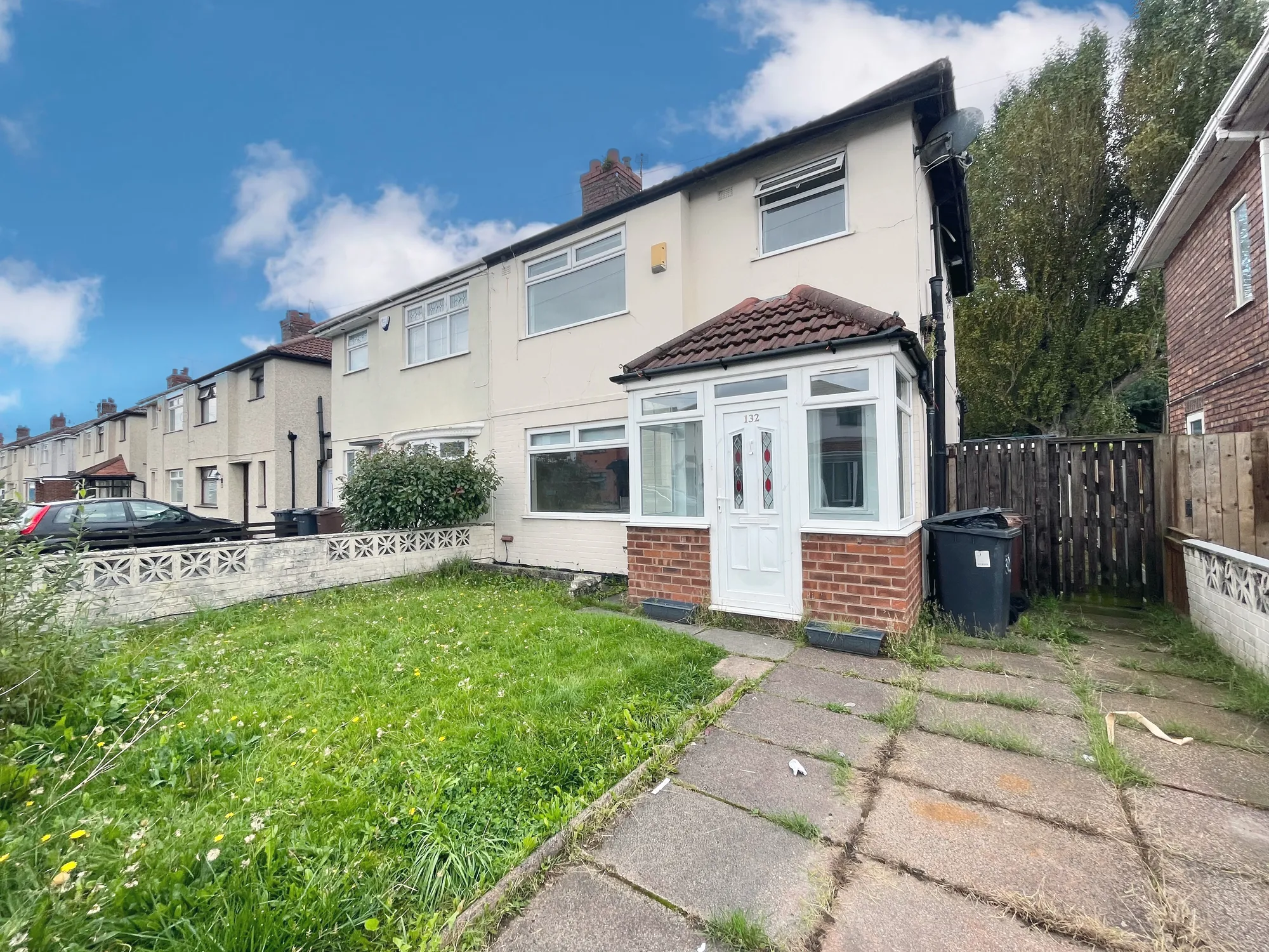 Explore this generously extended semi-detached family residence, ideally situated in Maghull. This property is now available for sale without the burden of an upward chain, offering you a smooth transition to your new home. In the catchment for well regarded schools plus convenient for motorways.