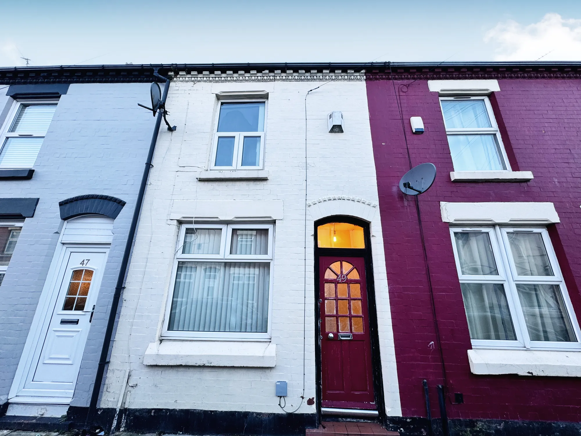 Charming two-bedroom mid-terrace home in lively L6 area of Liverpool. Cosy lounge, connected dining room, well-equipped kitchen, bathroom on ground floor. Two bedrooms upstairs. Gas central heating, double-glazed windows. Conveniently located near amenities in Kensington.