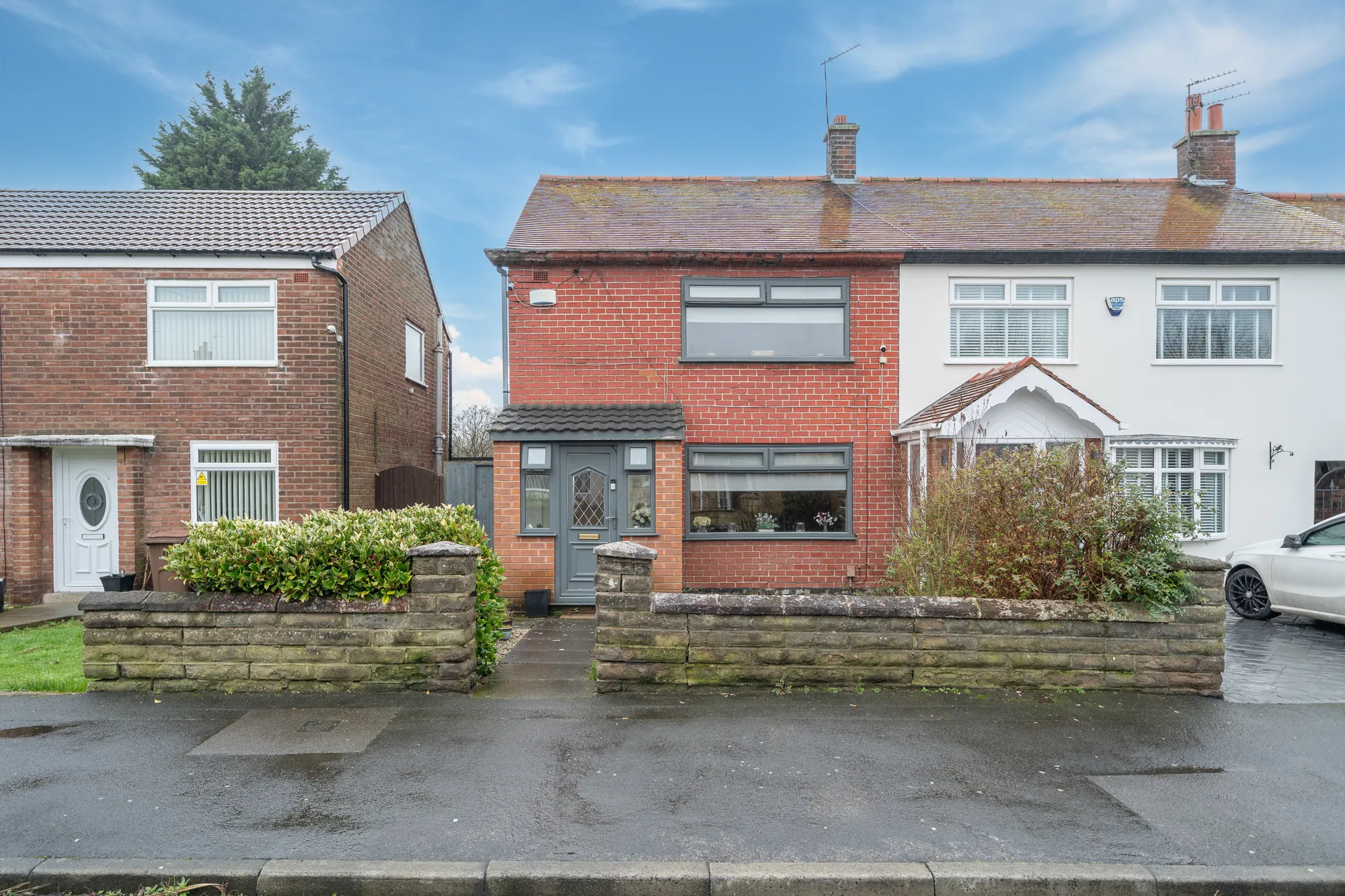 Stunning 2 Bed End of Terrace house in canal side location. Beautiful living space, open-plan kitchen diner with bi-fold doors to garden. 2 double bedrooms, modern bathroom. Enchanting outside space with decking, lawn, and patio areas - perfect for al fresco dining.