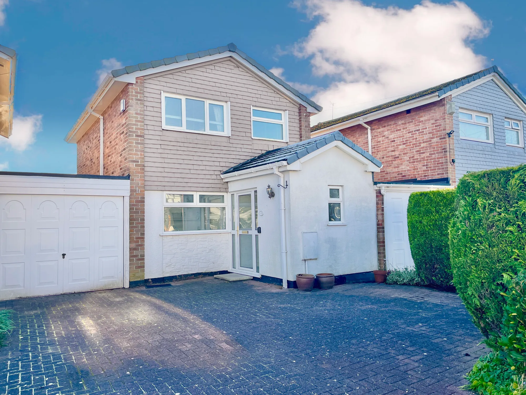 Check out the floorplan - what a space! Introducing this splendid three-bedroom link detached residence located in the highly coveted Briars Lane, Maghull. Boasting an enviable position within this sought-after locale, the property is ideally situated for renowned schools and transport links.