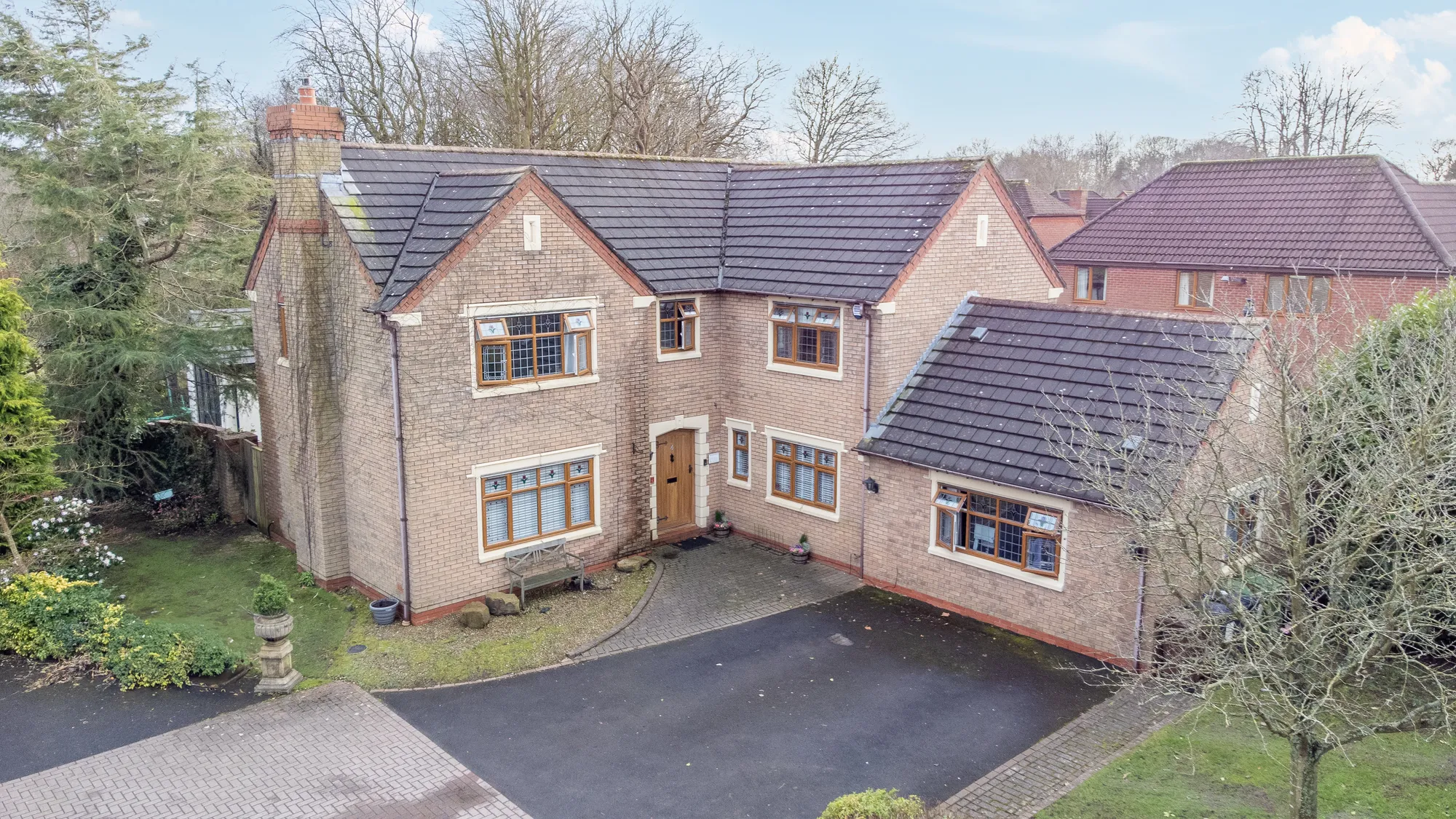 Wow, just look at that floorplan and video - what a place!!! Welcome to Chilton Mews – the ultimate hotspot in Maghull! Imagine a swanky executive-style pad with its very own hidden gem – a detached annexe in the garden, complete with a beautifully finished bar, WC, and a reception area.