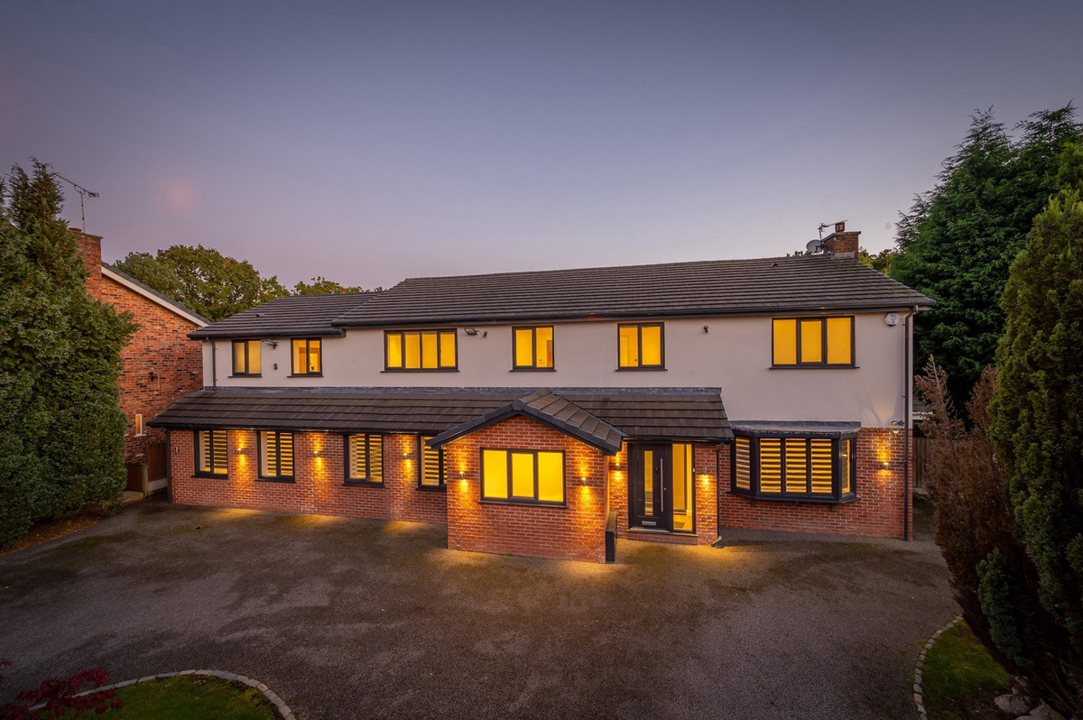 6 bed detached house for sale in Broadway, Bramhall  - Property Image 37