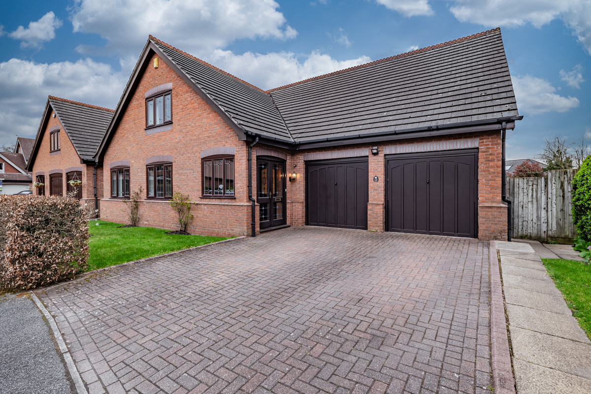3 bed detached house for sale in Lansdown Close, Cheadle  - Property Image 3