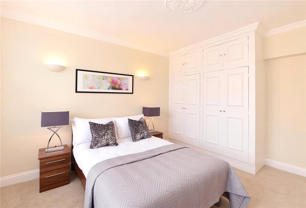 2 bed apartment to rent in Hill Street, London 3