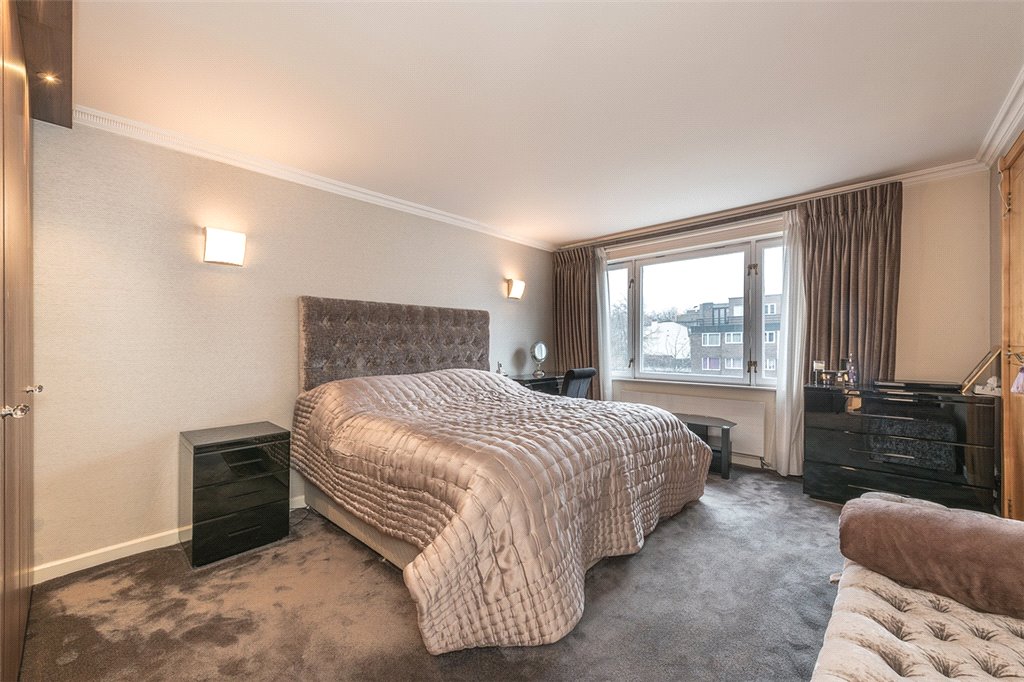 3 bed apartment for sale in Southwick Street, London 0