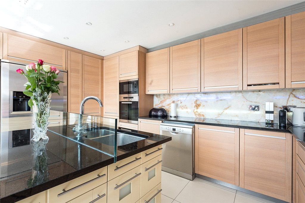 3 bed apartment for sale in Southwick Street, London 9