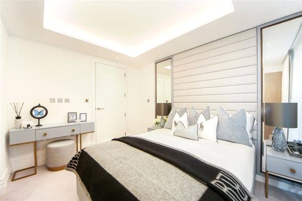 2 bed apartment to rent in Kensington Gardens Square, London 5
