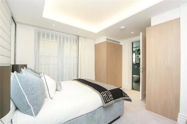 2 bed apartment to rent in Kensington Gardens Square, London 6