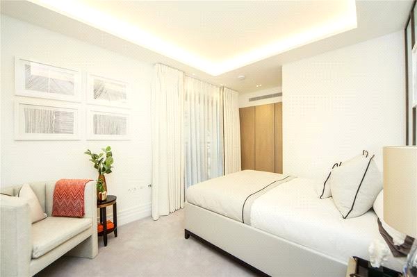 2 bed apartment to rent in Kensington Gardens Square, London 8