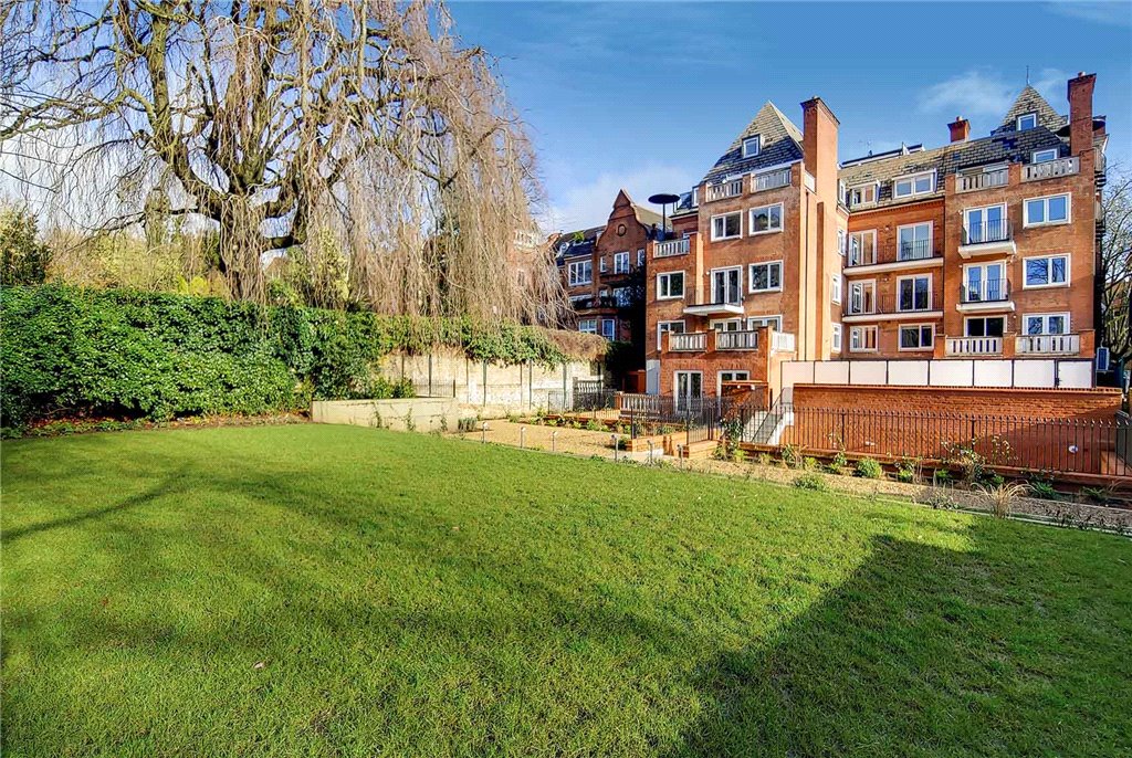 4 bed apartment to rent in Fitzjohns Avenue, London 7
