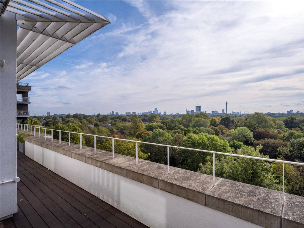 4 bed apartment for sale in Prince Albert Road, London 18