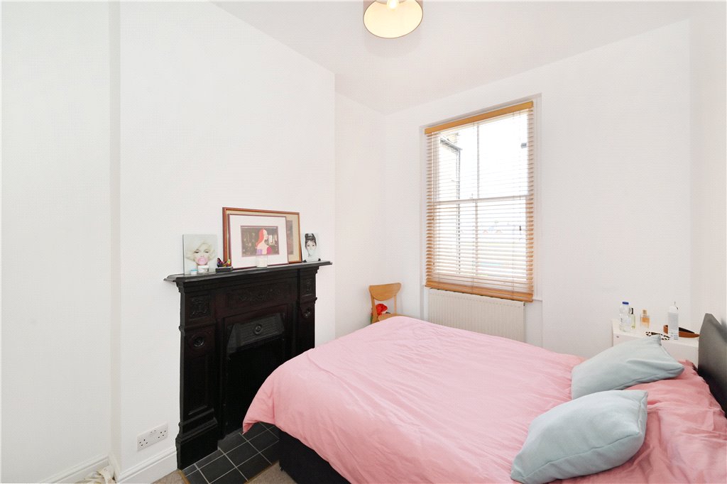 2 bed apartment for sale in Harvist Road, London  - Property Image 6