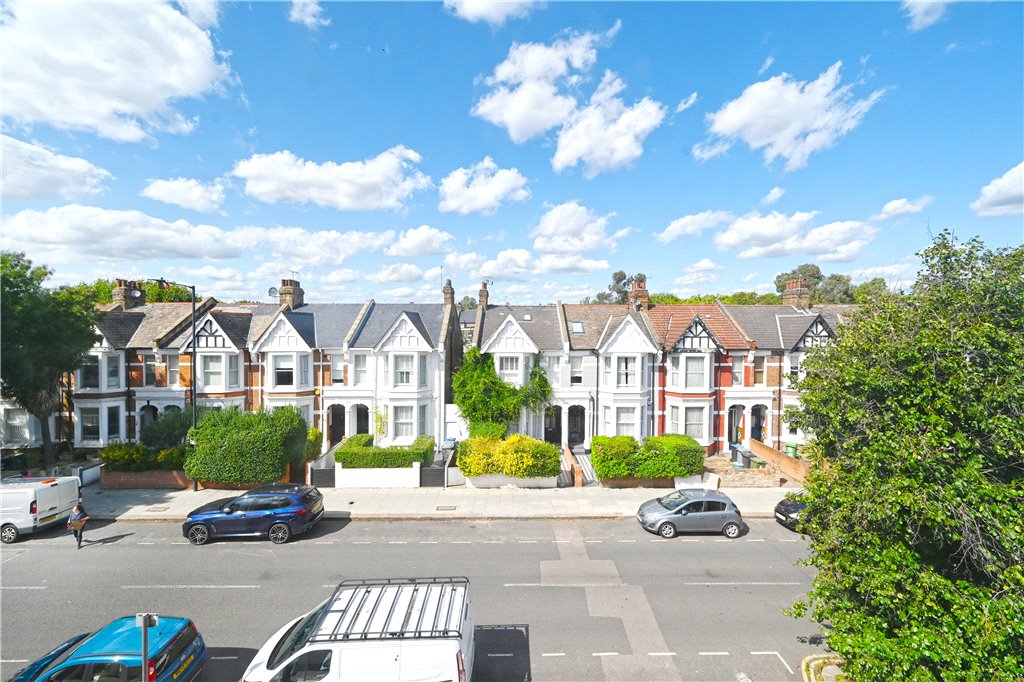 3 bed apartment for sale in Harvist Road, London 9