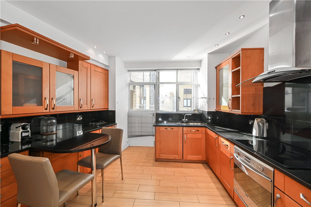 2 bed apartment for sale in Lowndes Street, London 3