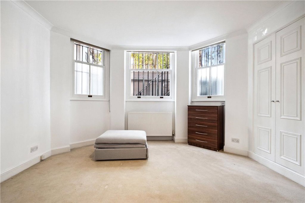 1 bed apartment for sale in Pont Street, London 2