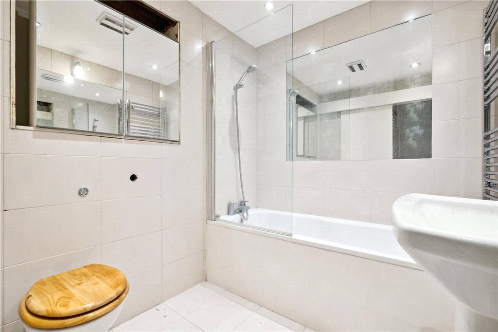 1 bed apartment for sale in Pont Street, London 3