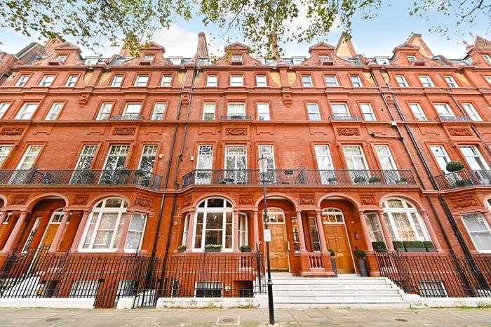 1 bed apartment for sale in Pont Street, London 4