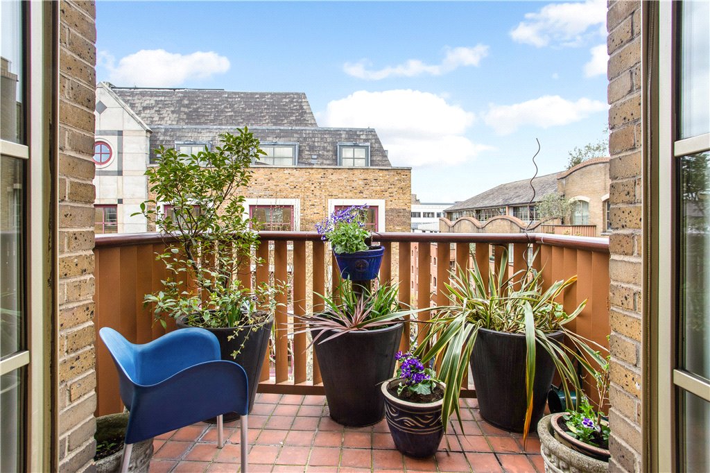 2 bed apartment for sale in The Circle, Queen Elizabeth Street 6