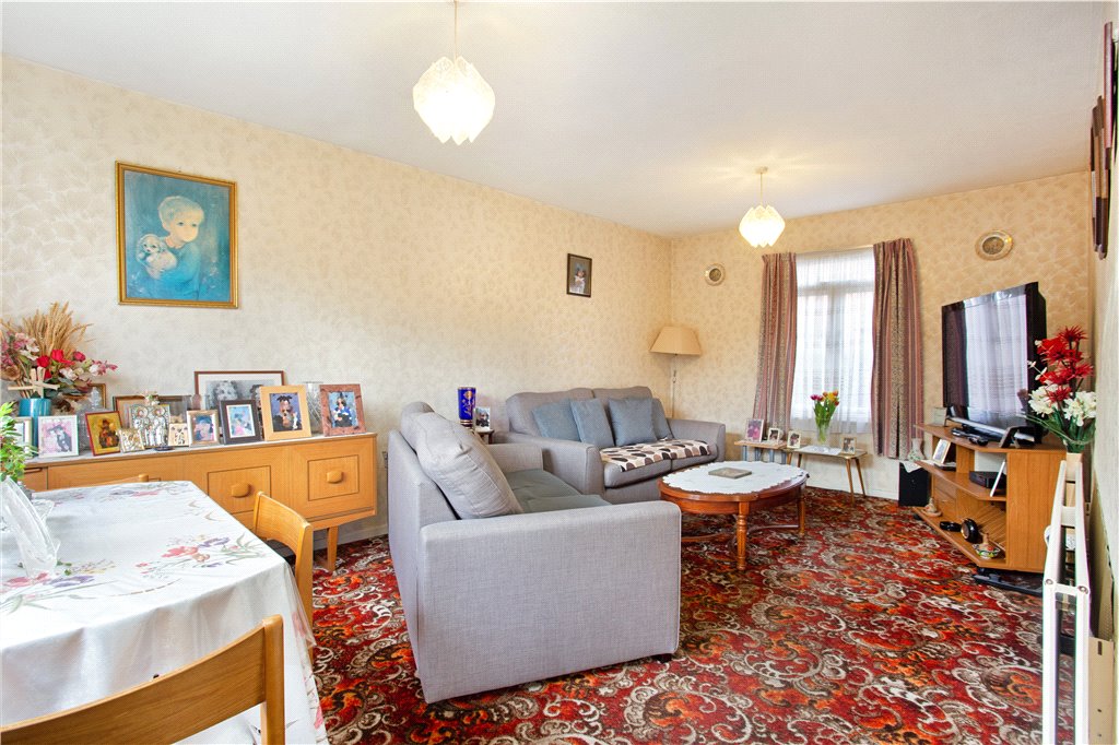 3 bed house for sale in Simms Road, London  - Property Image 4
